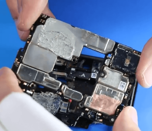 Huawei Mate 30 in zwei Hälften gesprungen, beschädigte Reparatur 02 Das Motherboard sieht gut aus