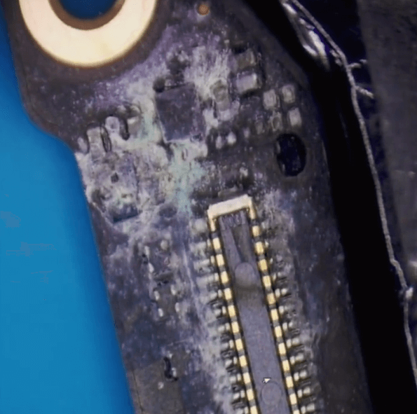 Inspeccione la placa base con un microscopio