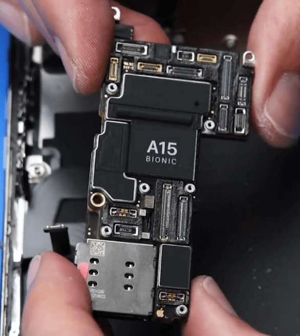 Reparatur des iPhone 13 Pro Max Displays nach Waschmaschinenschaden iPhone 13 Pro Max Hauptplatine