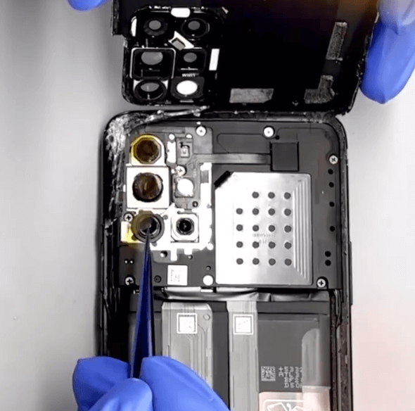 one plus 8t non riesce ad avviare la riparazione 03 Proteggere le fotocamere posteriori con adesivi