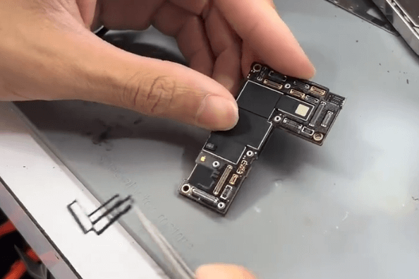 iphone 12 pro max schaltet sich nicht ein Problem Reparaturanleitung 03 Entfernen Sie die Schaumstoffe um die Anschlüsse