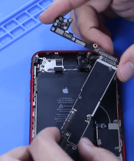 rimuovere la fotocamera di iPhone 8 plus