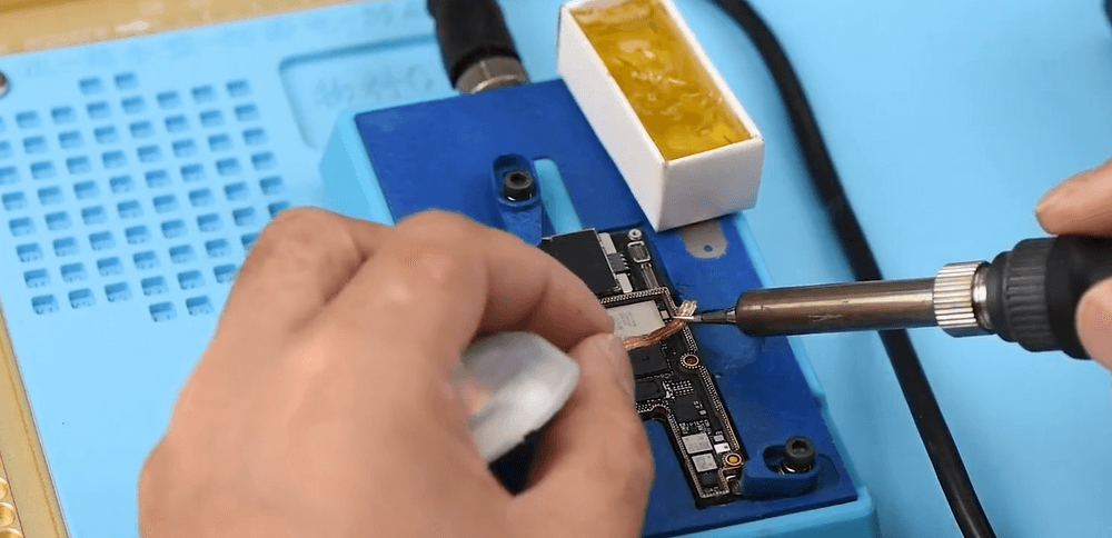 03 enlever les étamines sur le PCB avec un fer à souder