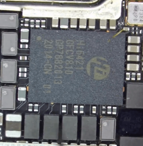 Huawei Mate 30 in zwei Hälften gesprungen, beschädigte Reparatur 04 Überprüfen Sie die Telefonkomponenten rund um das PMU