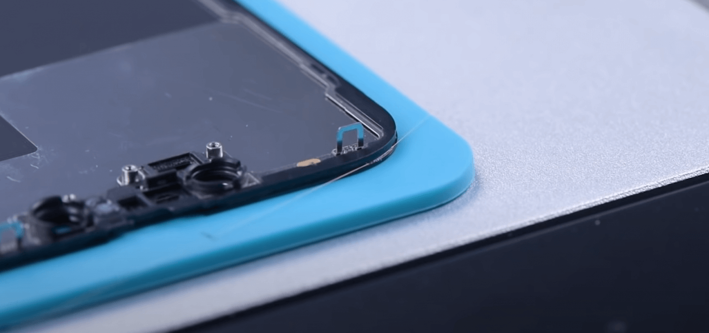 remplacement de la vitre avant de l'iphone 13 pro 04 Insérer le fil de coupe doré