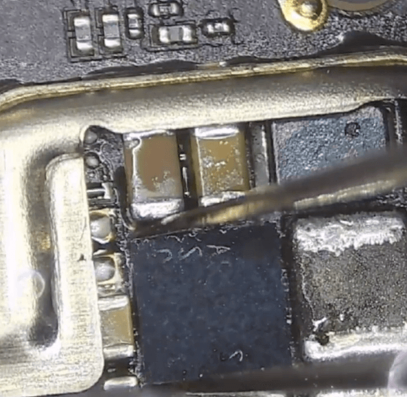 04 Sostituire un nuovo circuito integrato del display