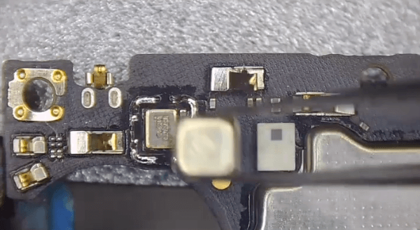04 Diese Beschädigung des Kristalls kann dazu führen, dass kein Wi-Fi oder kein Bluetooth funktioniert.