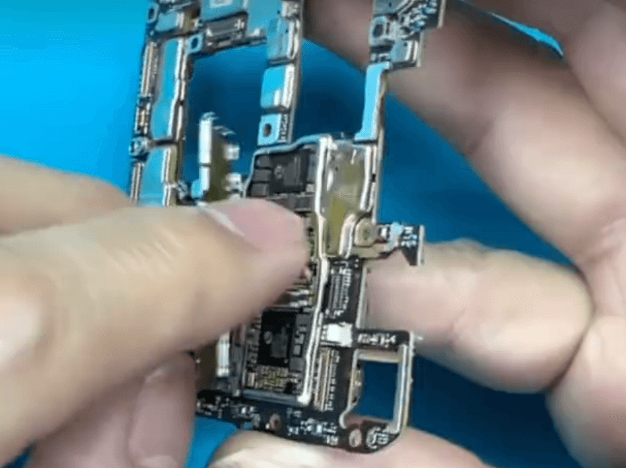Fall beschädigt Huawei mate 40 pro Reparatur 04 sogar die Abschirmung kann leicht entfernt werden
