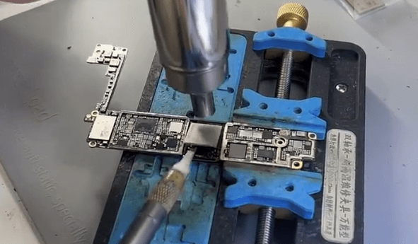 iphone se2 data recovery: a step-by-step guide 04 remove the NAND chip with hot air gun and blade knife