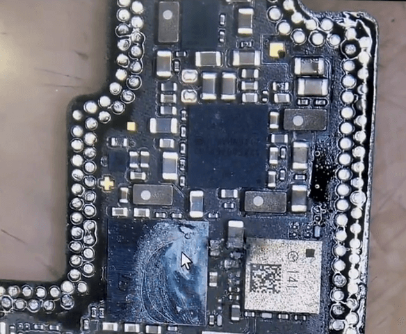 riparazione della scheda madre di iphone 13