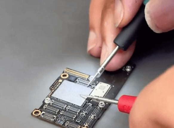 05 Überprüfen Sie die Diodenwerte um den NAND-Chip