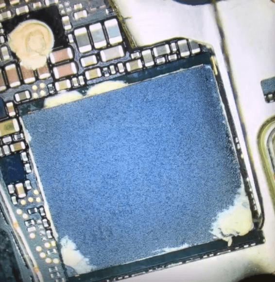 05 quitar el pegamento negro alrededor de la CPU