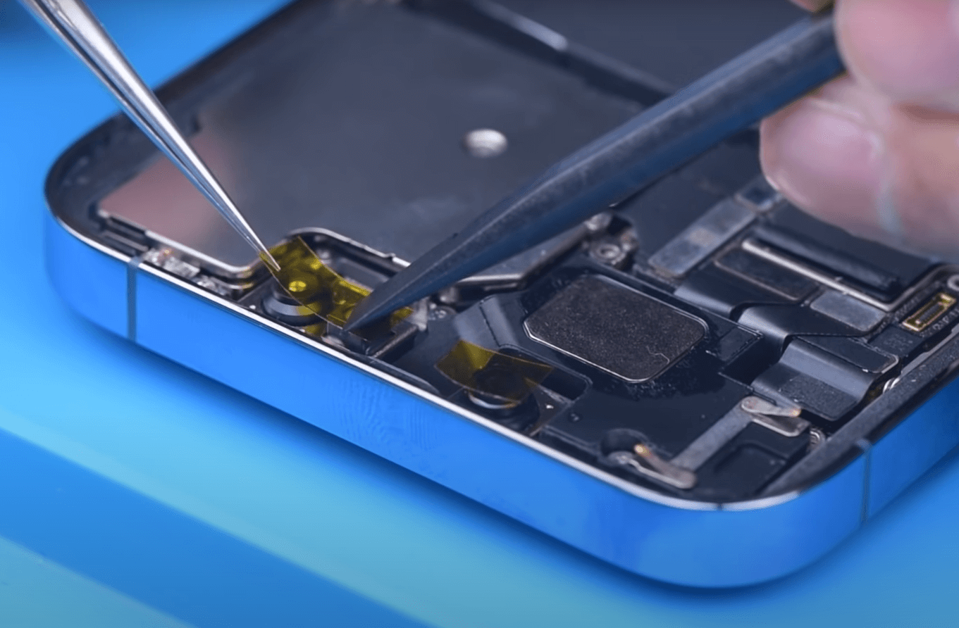 iphone 13 pro face id non disponible réparation 06 Appliquer l'autocollant sur le module de la caméra