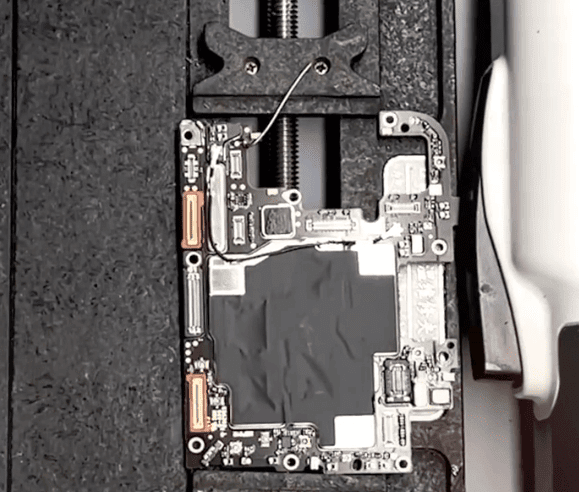 one plus 8t non riesce ad avviare la riparazione 06 Collocare prima la scheda madre sul supporto del PCB