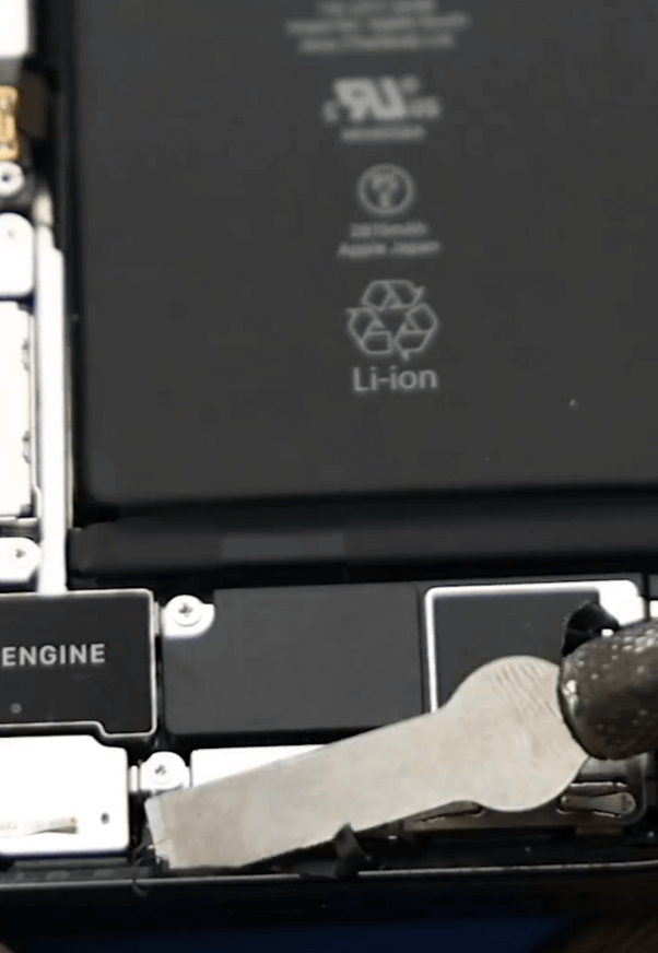 reemplazo de la batería del iphone 12 pro 06 Retire el pegamento negro