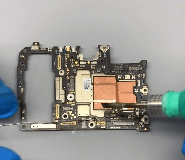 wie man honor v30 pro nicht booten nach fallen zu beheben: Motherboard Reparaturanleitung 06 Löten Sie zuerst einen Draht auf der Hauptplatine