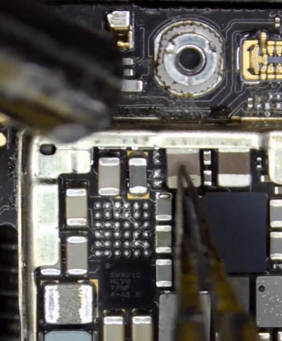 Huawei Mate 30 in zwei Hälften gesprungen, beschädigte Reparatur 06 Löten Sie den Chip wieder an der Position an