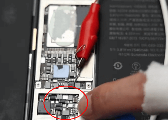Comment réparer le problème de l'ipad pro 2020 qui ne s'allume pas ? 06 La partie charge est chaude