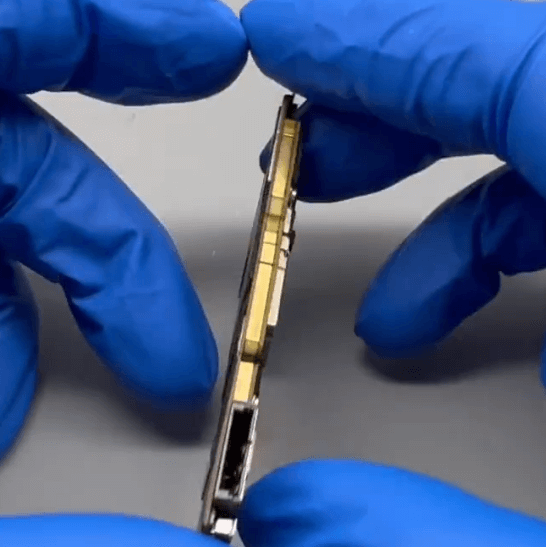 06 La carte mère se déforme légèrement