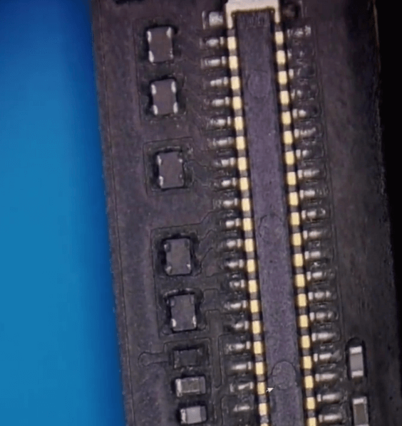 Limpiar el conector de pantalla corroído
