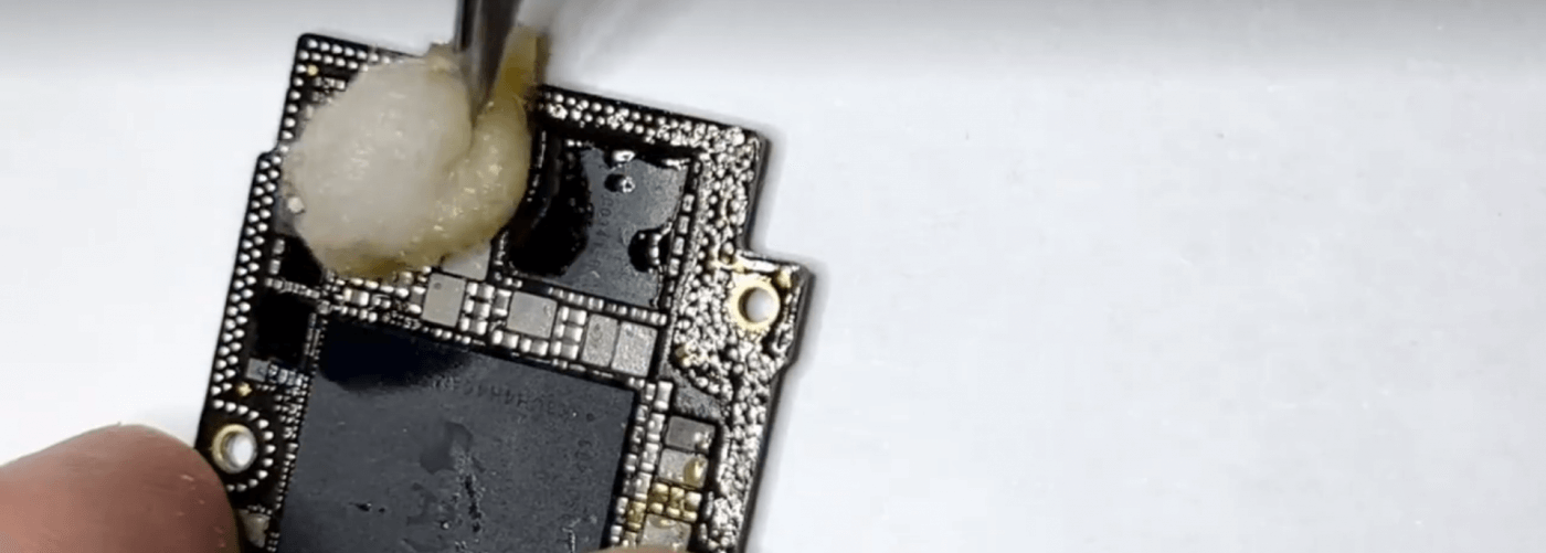 come riparare un iphone x che non si carica: una guida completa alla riparazione 07 Pulire la scheda madre con un detergente per PCB