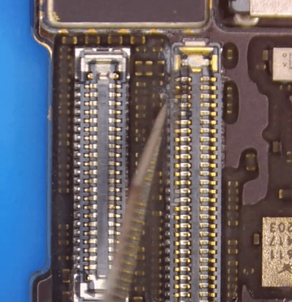 Reparatur des iPhone 13 Pro Max Displays nach Waschmaschinenschaden Stecker für das iPhone-Flexkabel