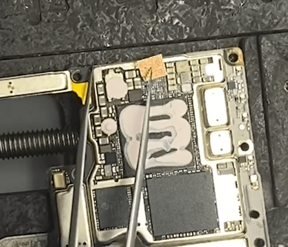 Le Huawei P40 Pro ne démarre pas - résoudre les problèmes de charge incorrecte retirer le CI de charge