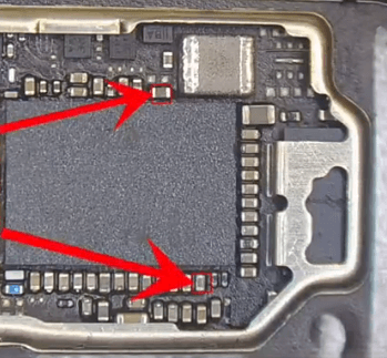 07 Die beiden Kondensatoren um das Wi-Fi-Modul herum können ebenfalls leicht beschädigt werden und das Problem mit dem fehlenden Wi-Fi verursachen