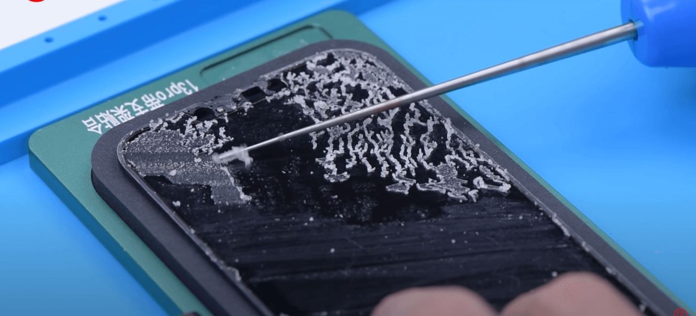 remplacement de la vitre avant de l'iphone 13 pro 07 Extracteur de rouleaux électroniques OCA