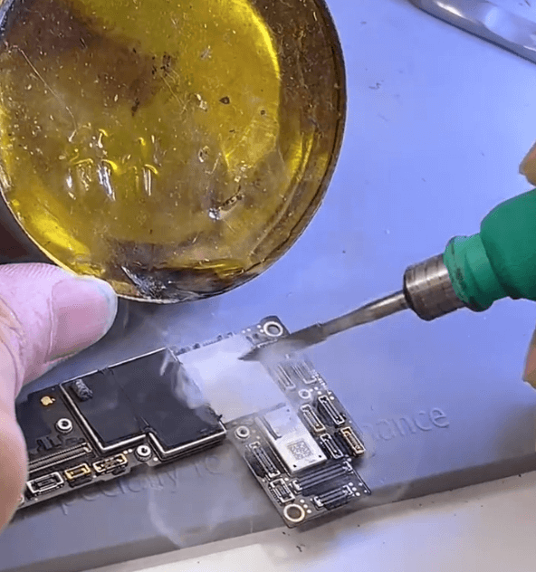 iphone 12 pro max schaltet sich nicht ein Problem Reparaturanleitung 08 Kolophoniumrauch auf die Hauptplatine auftragen