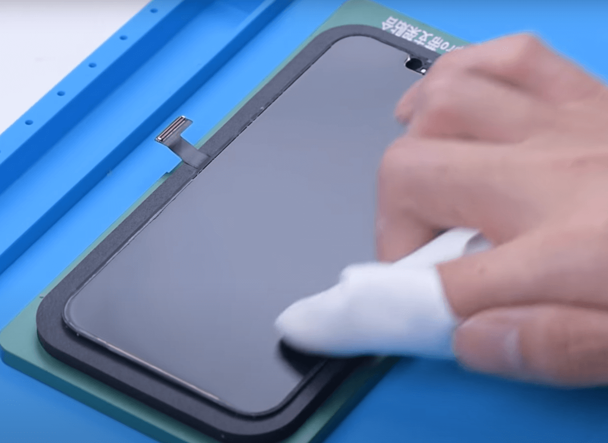 remplacement de la vitre avant de l'iphone 13 pro 08 Nettoyer avec de l'hexane et des vêtements non poussiéreux