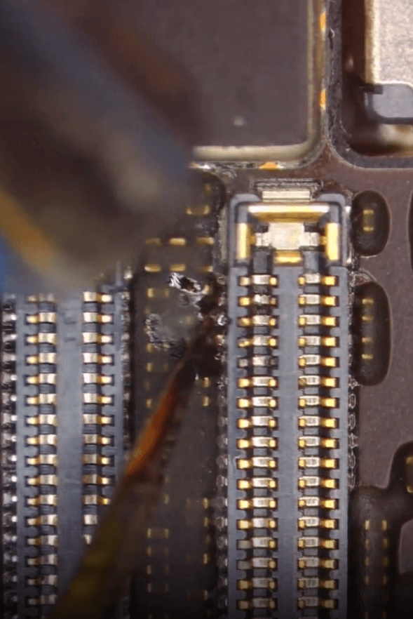 Reparatur des iPhone 13 Pro Max Displays nach Waschmaschinenschaden Stecker für das iPhone-Flexkabel