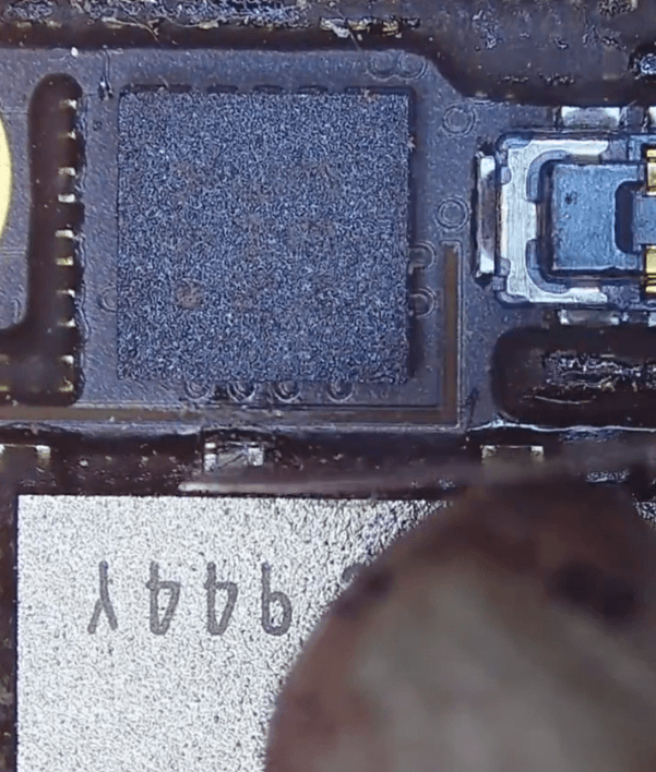 08 Entfernen Sie den schwarzen Kleber auf dem NAND-Chip und nehmen Sie den Kondensator direkt ab.