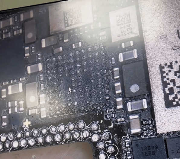 riparazione della scheda madre di iphone 13