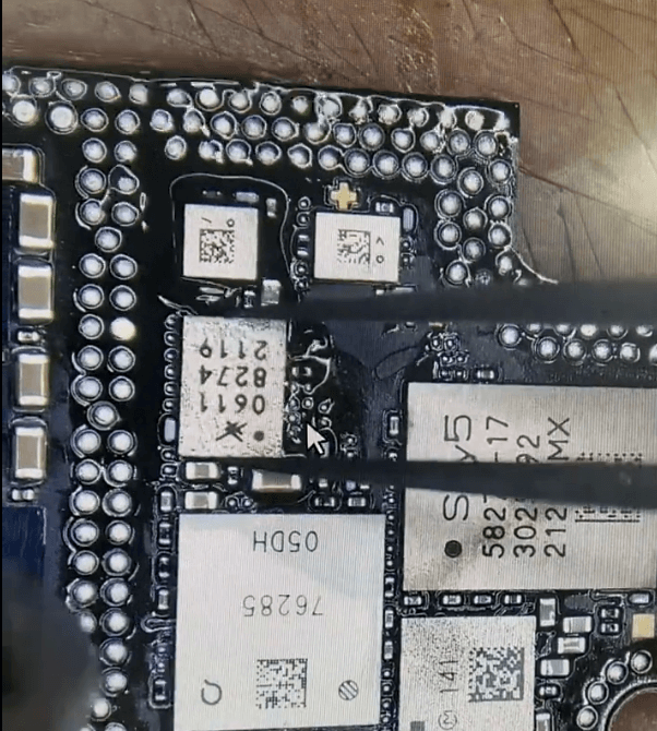 08 Soldar de nuevo el chip dañado