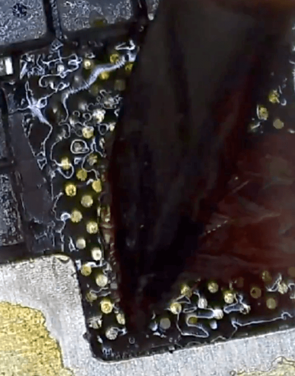 one plus 8t non riesce ad avviare la riparazione 09 Pulire le piazzole di collegamento sul PCB