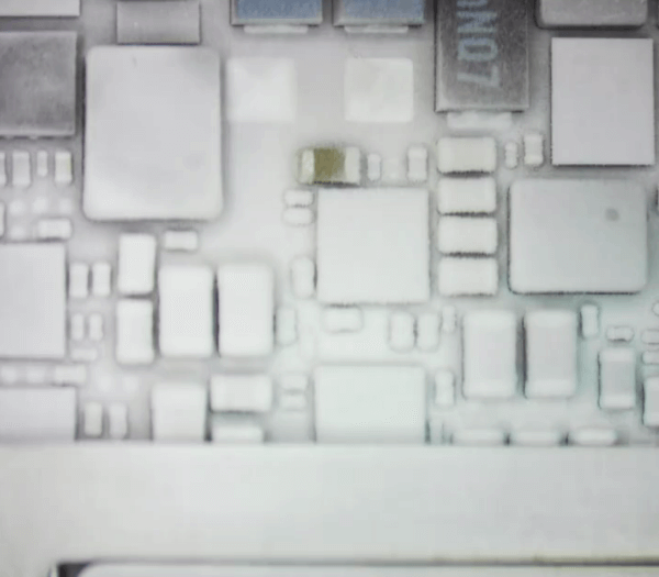 Comment réparer le problème de l'ipad pro 2020 qui ne s'allume pas ? 09 Le petit condensateur fondu