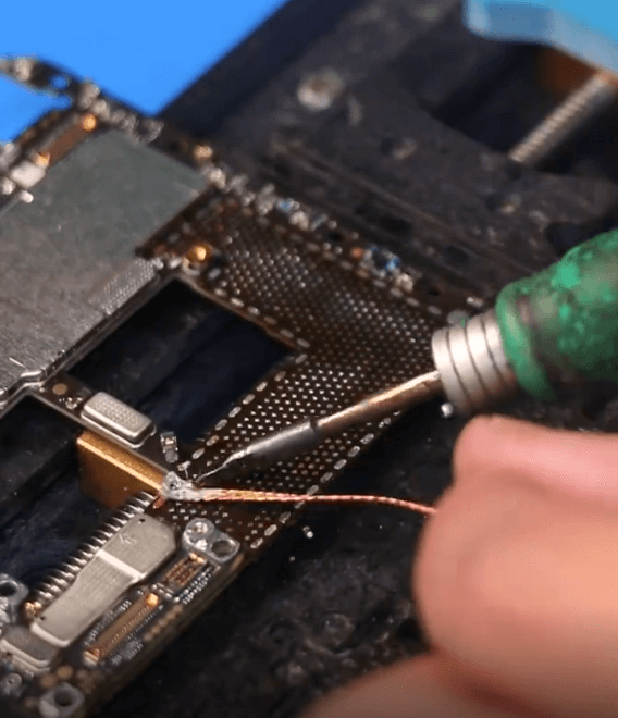 comment réparer le huawei mate 40 pro après une chute brutale 10 Nettoyer avec une mèche à souder