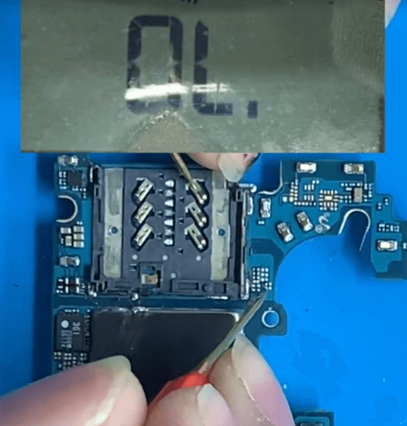 10 En el SAMSUNG Z Flip la resistencia no está impresa en la placa base