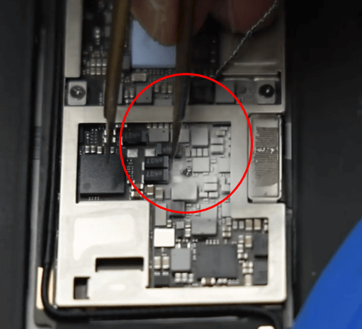 Comment réparer le problème de l'ipad pro 2020 qui ne s'allume pas ? 10 Retirer le petit bouchon