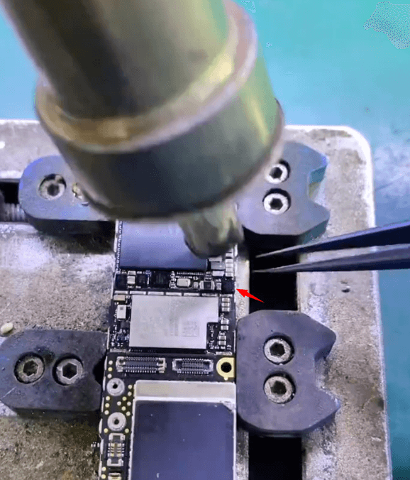 Cómo solucionar el reinicio continuo del iPhone XR durante los juegos: guía completa de reparación a nivel de chip. Lógica EEPROM del iPhone