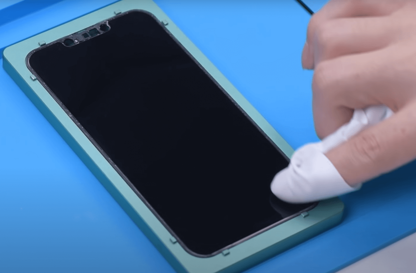 remplacement de la vitre avant de l'iphone 13 pro 10 nettoyer à nouveau avec l'essuie-poussière
