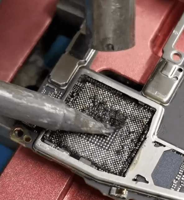 réparation des problèmes de démarrage du Huawei Mate 20 Pro causés par des problèmes de soudure du processeur retirer l'excès de soudure