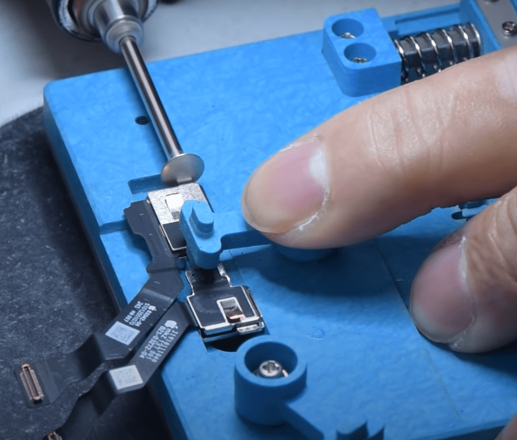 iphone 13 pro face id non disponible réparation 10 retirer le couvercle de protection