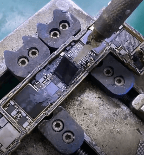 iPhone 12 pro non si avvia dopo una caduta - guida al recupero dei dati e alla riparazione della scheda logica 11 CPU in banda base
