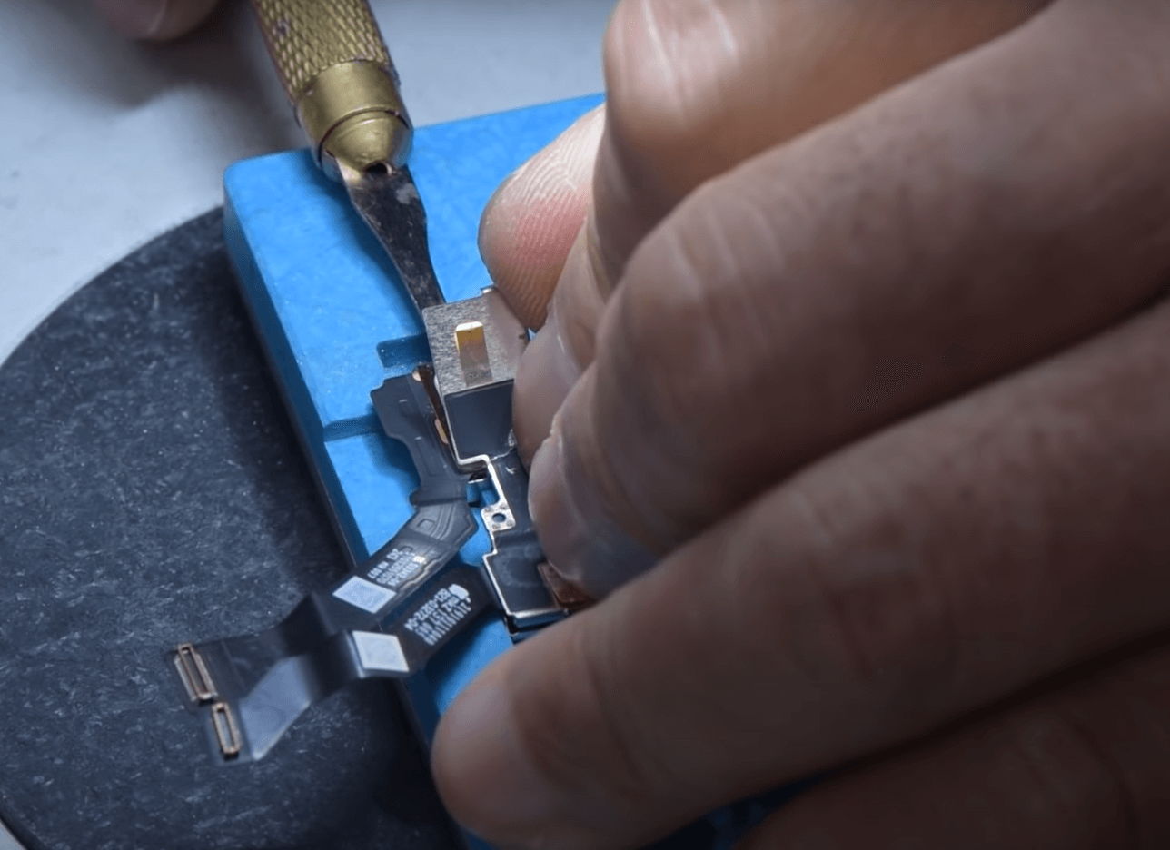 iphone 13 pro face id non disponible réparation 11 Arracher à l'aide d'un couteau à sculpter