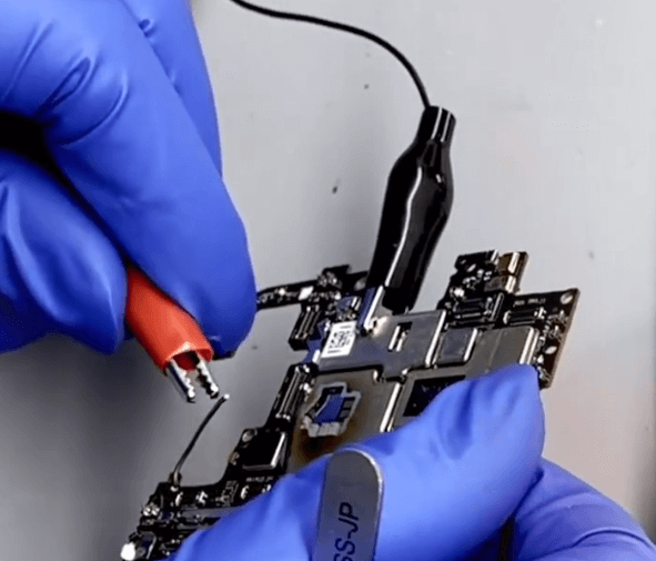 one plus 8t non riesce ad avviare la riparazione 11 Eseguire nuovamente il test con il cavo di alimentazione CC collegato