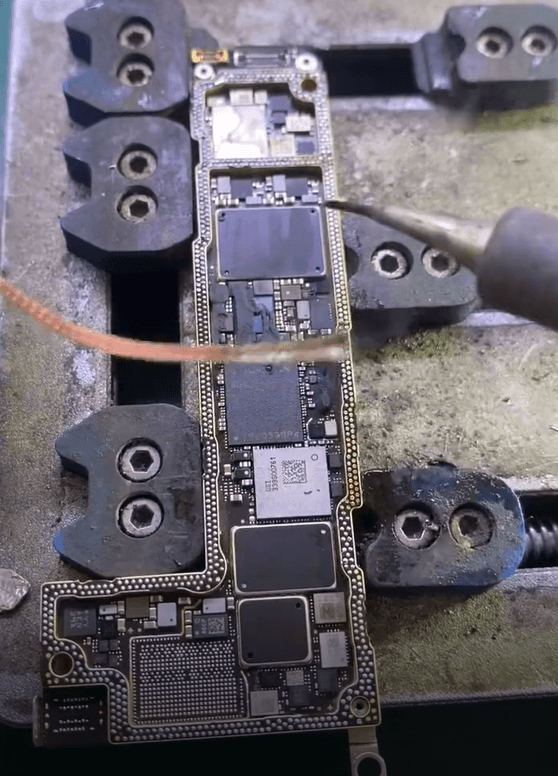 iPhone 12 pro non si avvia dopo una caduta - guida al recupero dei dati e alla riparazione della scheda logica 12 Pulire i tamponi centrali
