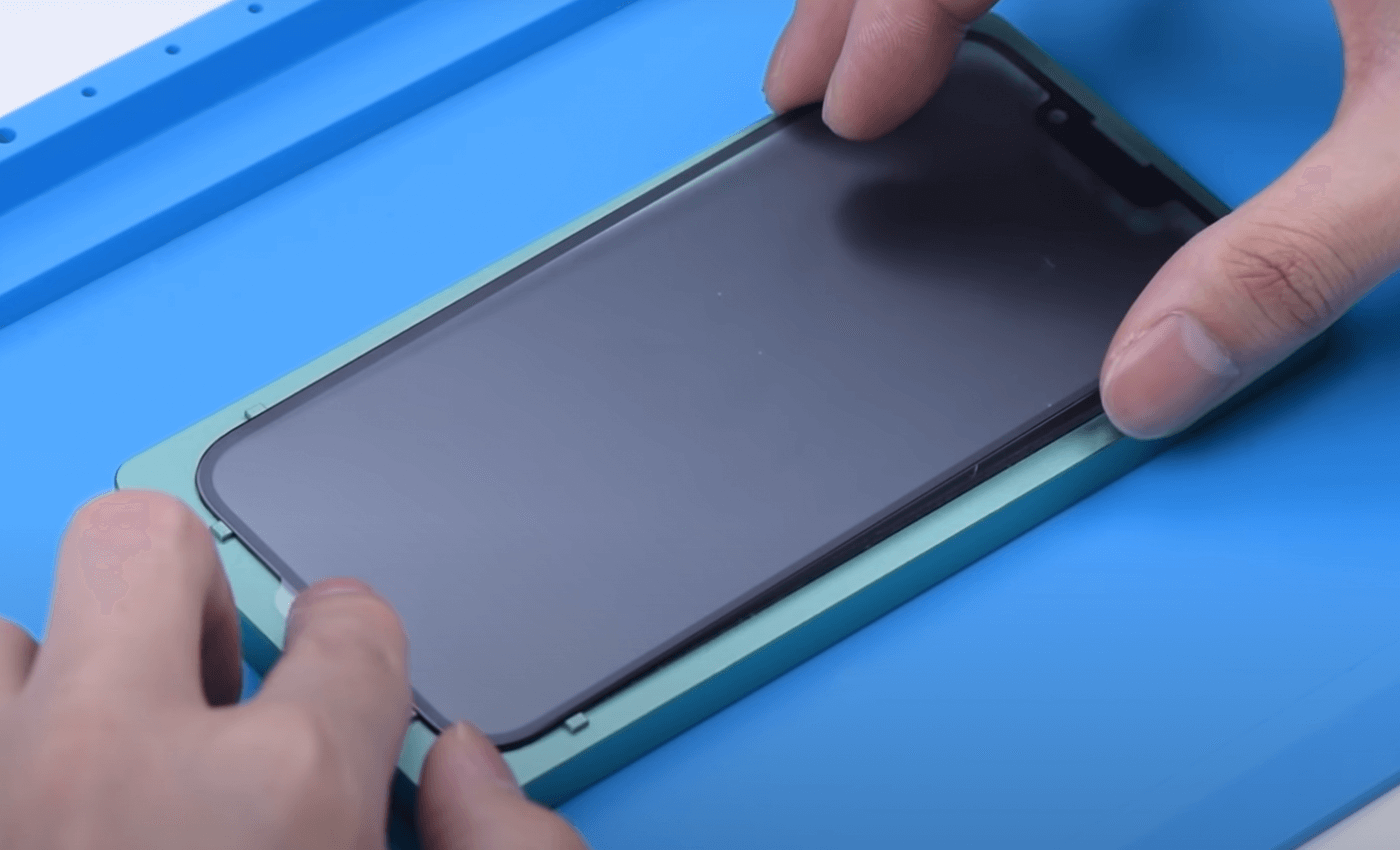 remplacement de la vitre avant de l'iphone 13 pro 12 Bien aligné avec l'écran OLED sur le moule