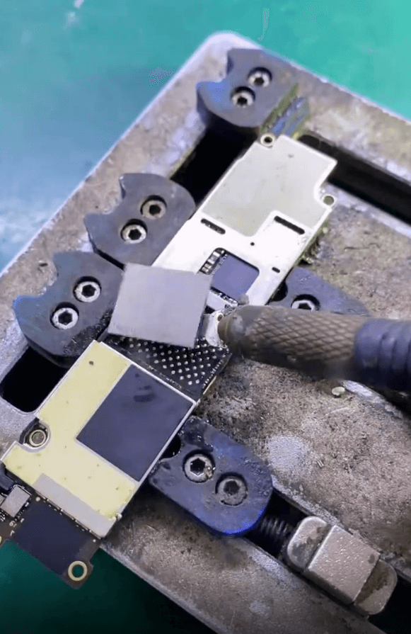 Cómo solucionar el reinicio continuo del iPhone XR durante los juegos: guía completa de reparación a nivel de chip. chip NAND del iPhone